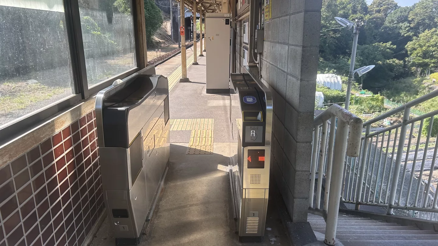 笹部駅改札口2.jpg