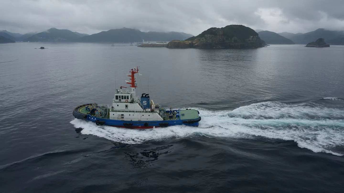 Tugboat at AokataPort Nagasaki Japan JUL2015.jpg