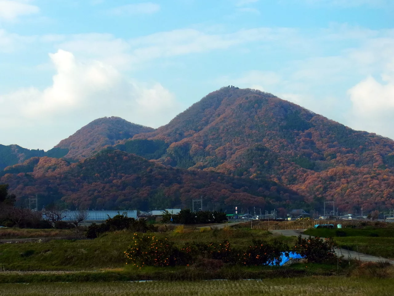 葛城市今在家より二上山を望む Nijōzan 2011.12.12 - panoramio.jpg