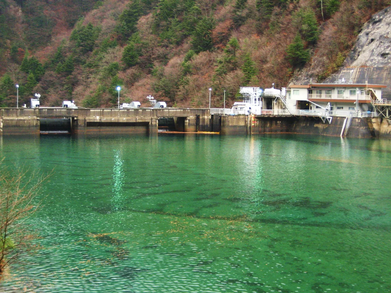 Inagawa Dam lake.jpg