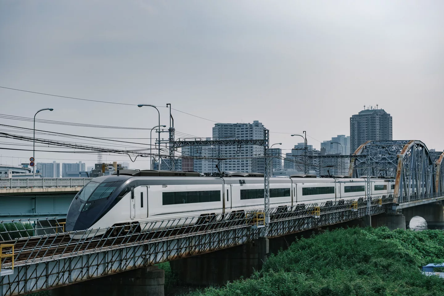 Keisei AE Skyliner Keisei Main Line over the Horikiri Bridge 2020-06-27.jpg
