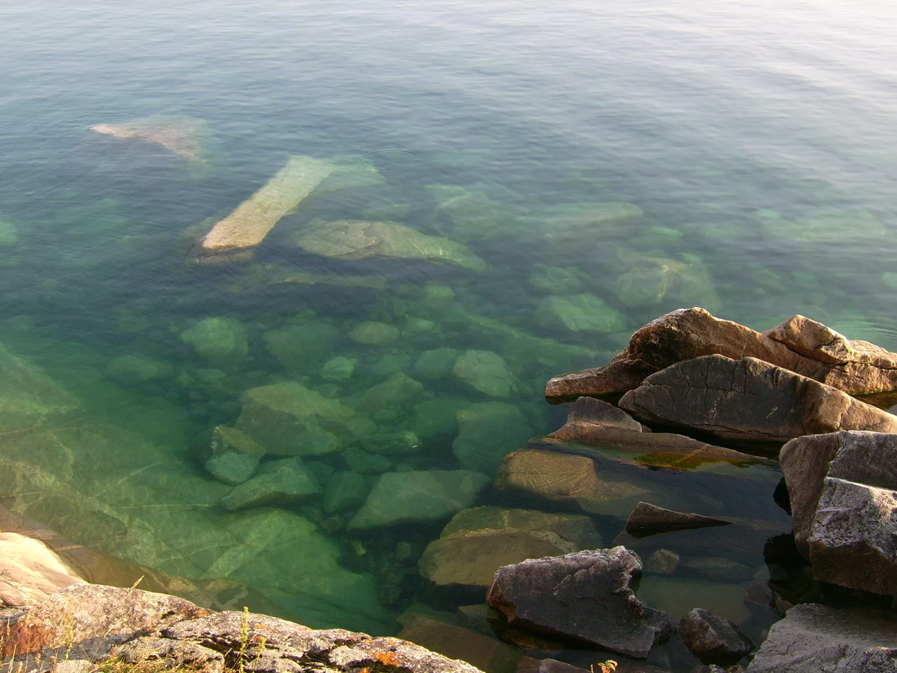 Underwater rocks, Agawa Rock.JPG