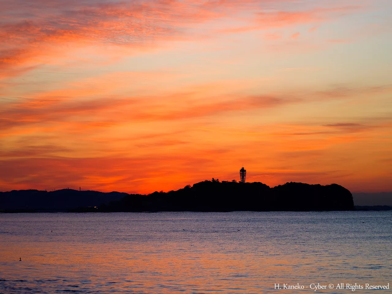 燃える空の下の江の島(Enoshima under the burning sky) 02 Jan, 2016 - panoramio.jpg