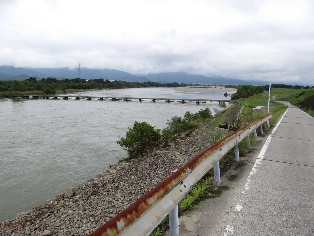 Kawashima bridge built over Yoshinogawa river.JPG