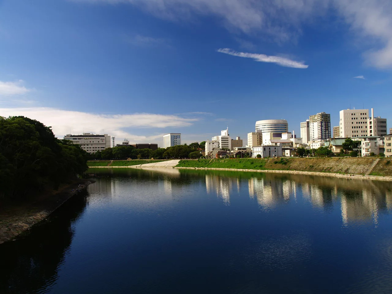 Asahi River and Okayama skyline - Sep 18, 2007.jpg
