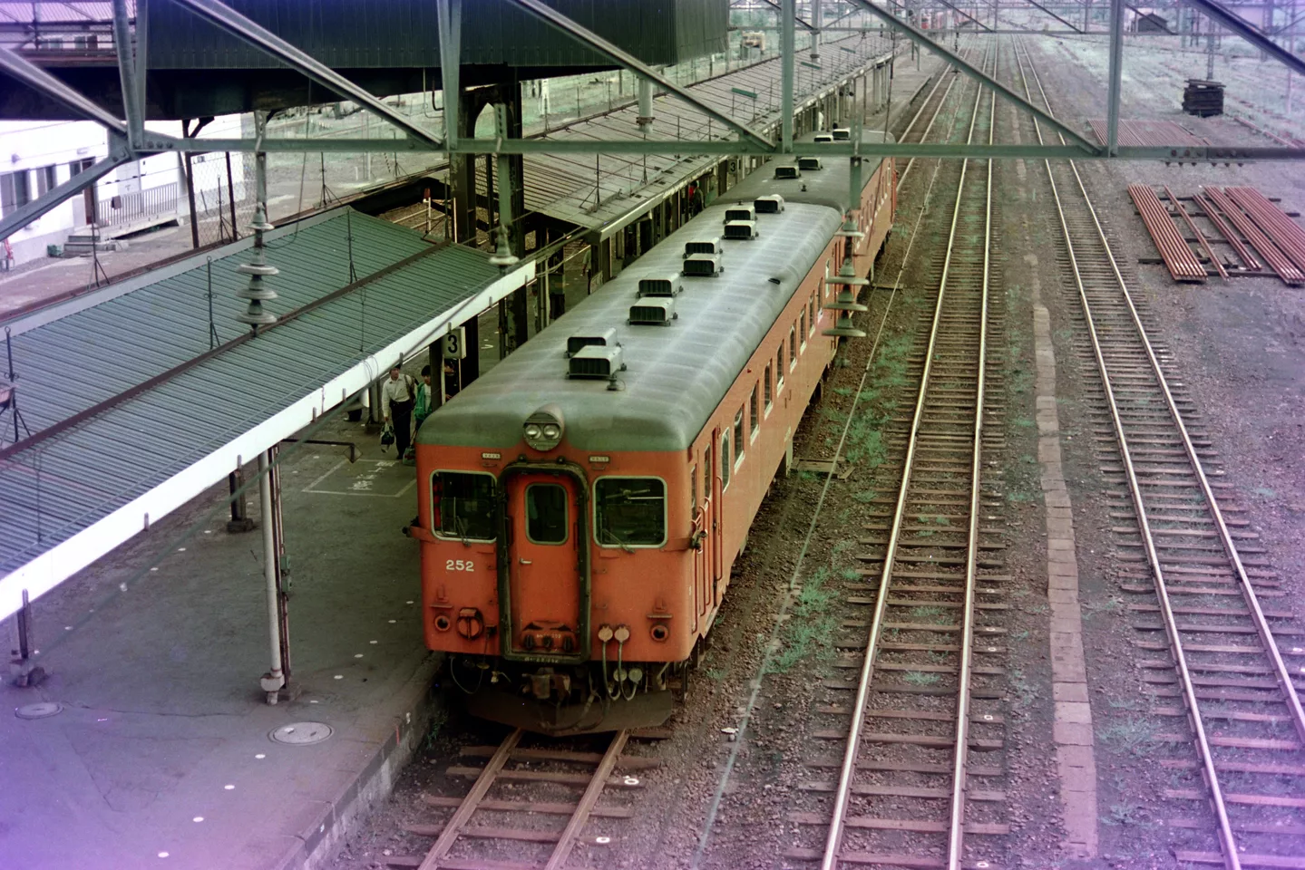 Kiha22252 UtashinaiLine Sunagawa 19840724.jpg