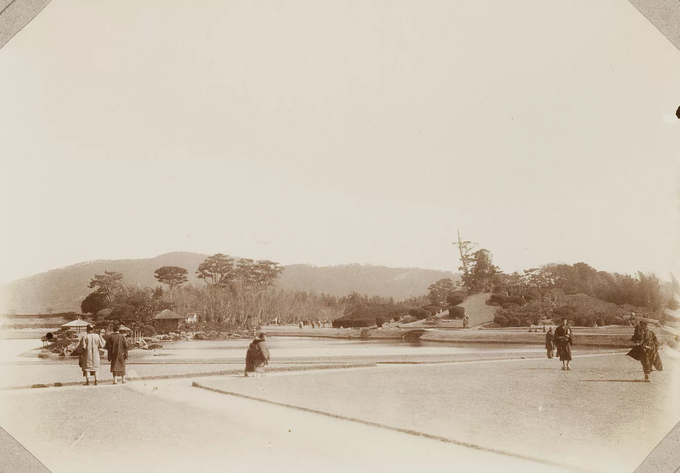 KITLV - 65871 - Gardens in Yokohama in Japan - presumably 1900-1902.tiff