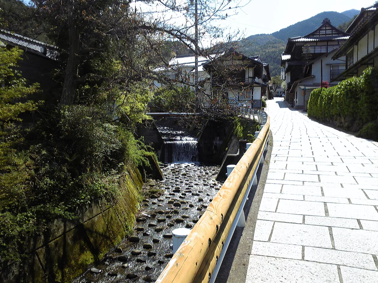 Yugawa River in Aoki Nagano Japan.jpg