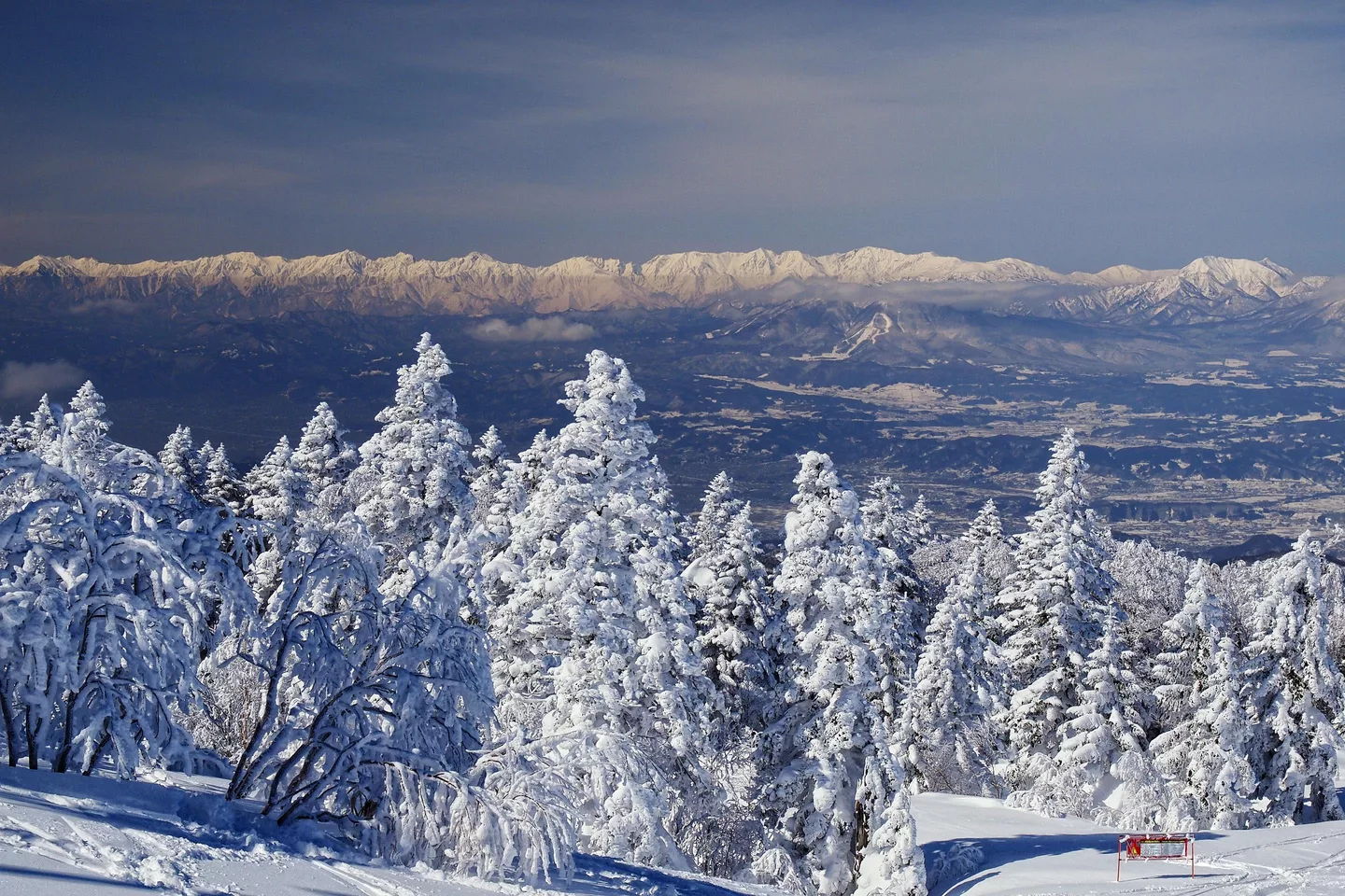 Northern Japanese Alps from Terakoya Ski Area 寺子屋スキー場から見る北アルプス - panoramio.jpg