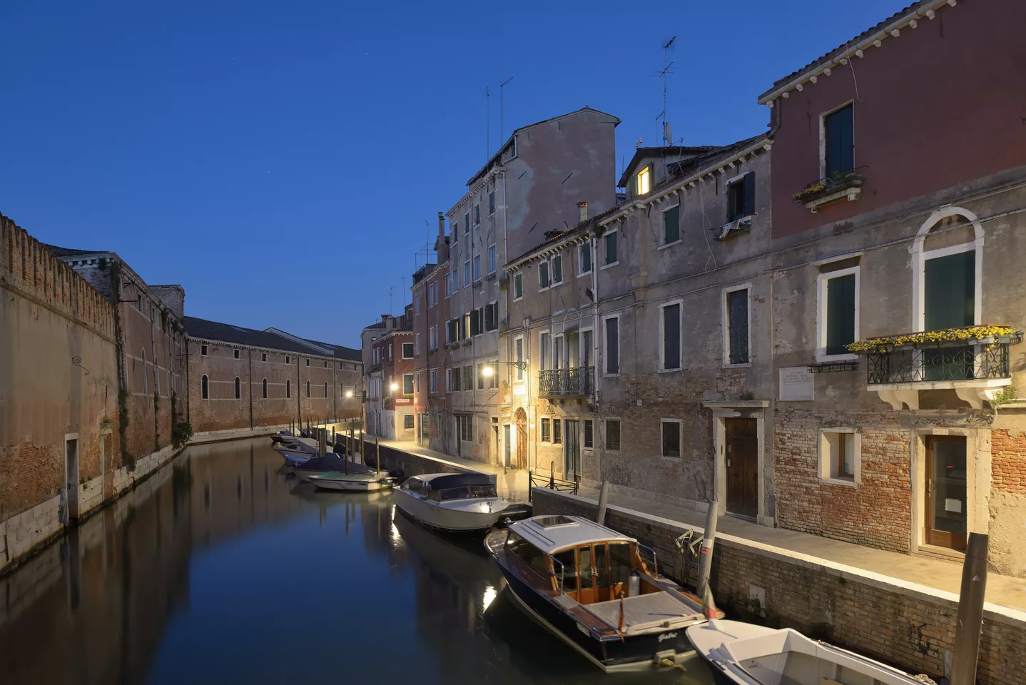 Rio de la Tana Tesa longa de la Tana Venezia notte.jpg