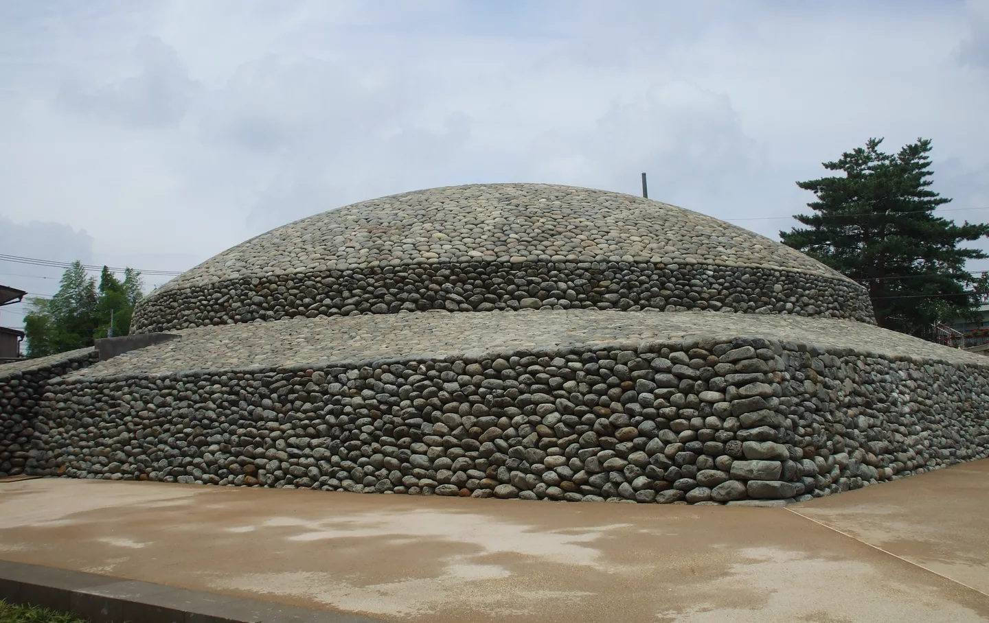 Musashi Fuchū Kumano Jinja kofun 1.jpg