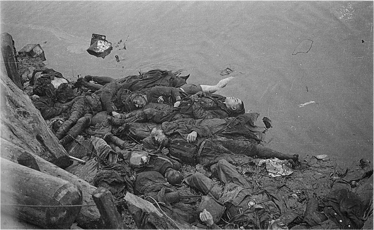 Photo-TokyoAirRaids-1945-3-10-Honjo Drowned Bodies.png