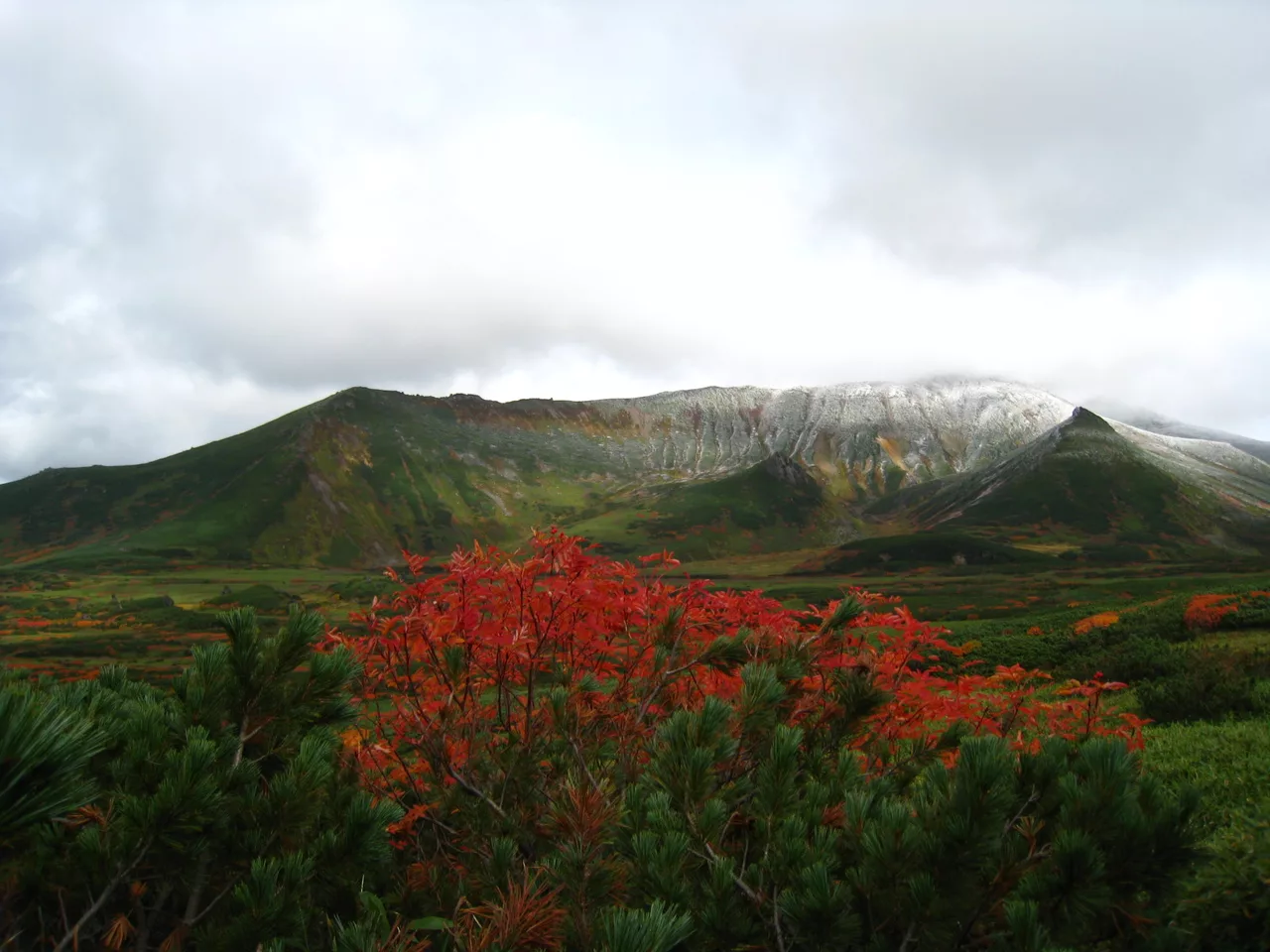 当麻岳から安足間岳 (Mount Tōma and Mount Antaroma) - panoramio.jpg