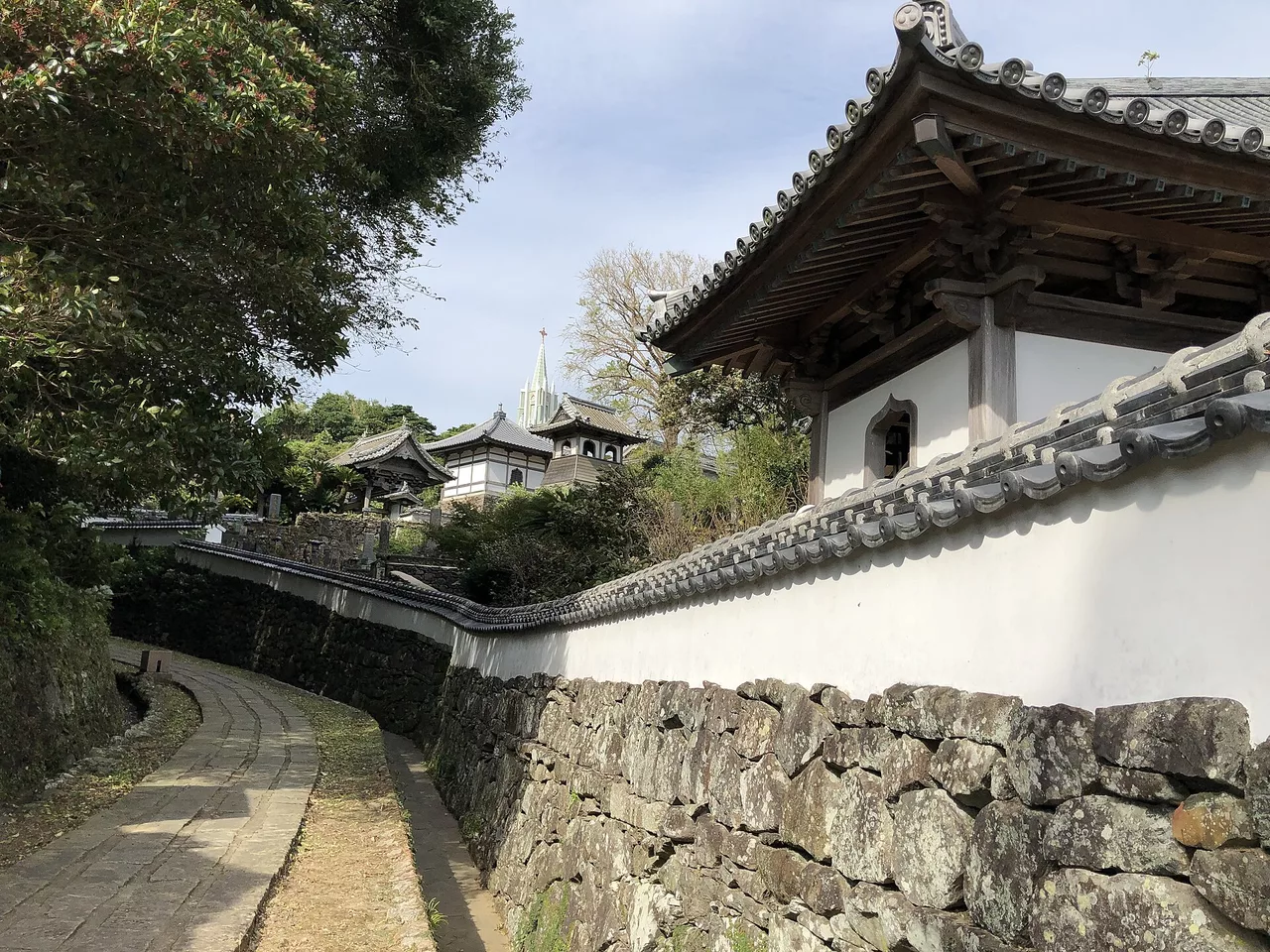 Tenmple &amp; Church in Hirado.jpg