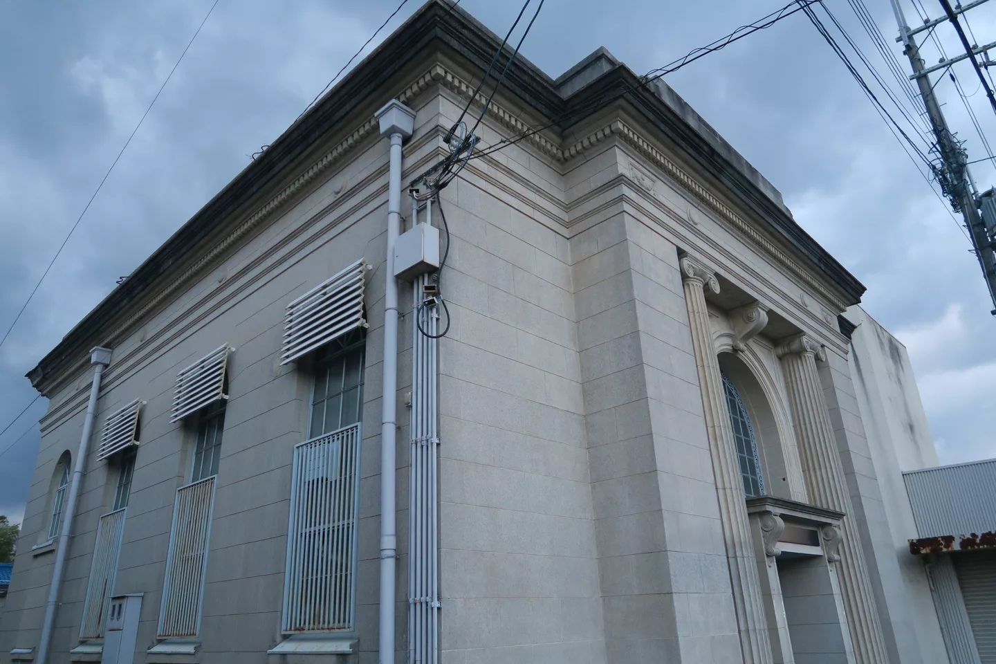 Former Shiga bank Kōnan branch 03.jpg