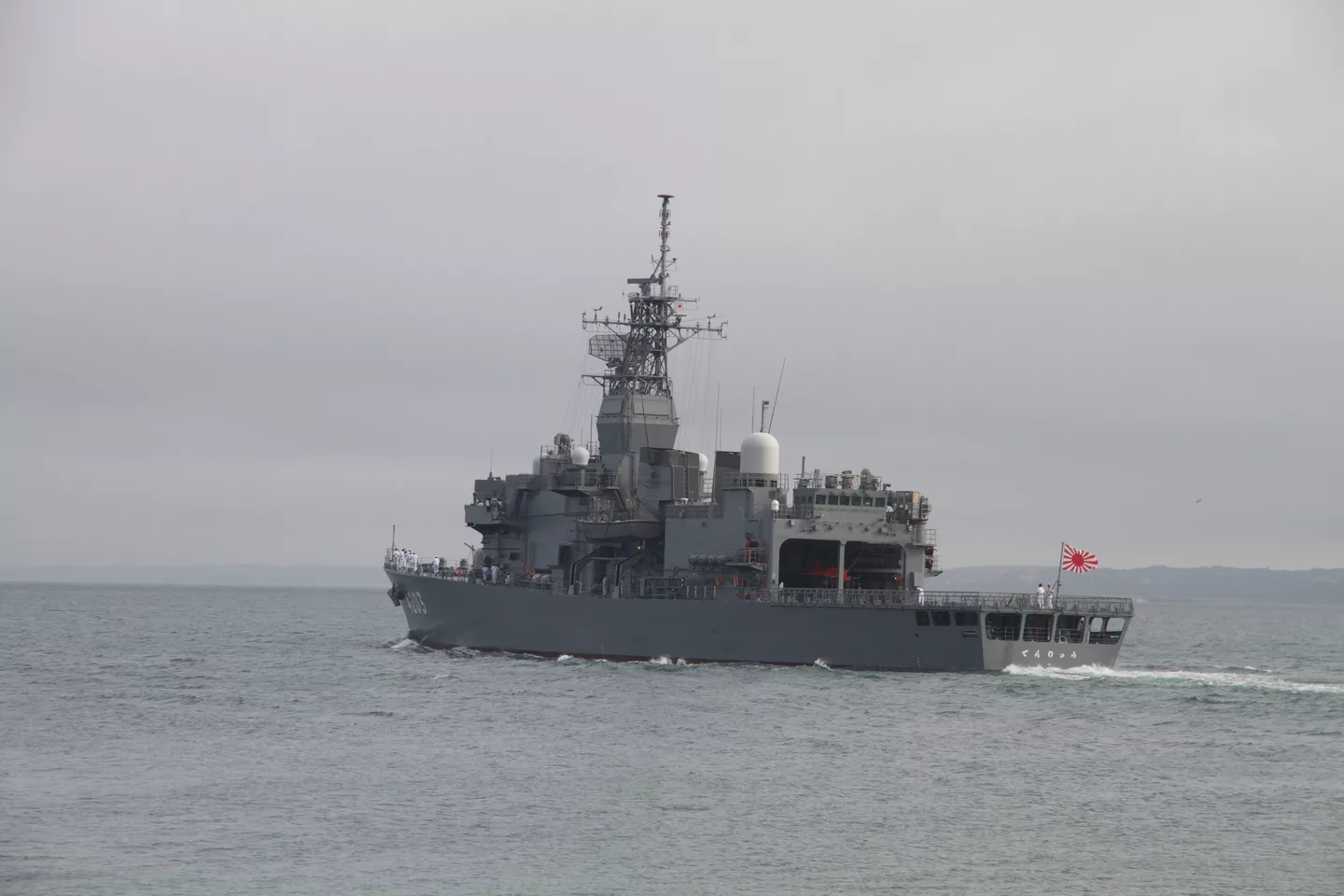 Tenryū (ATS-4203) verlaat Ōarai, -15 juli 2013 a.jpg