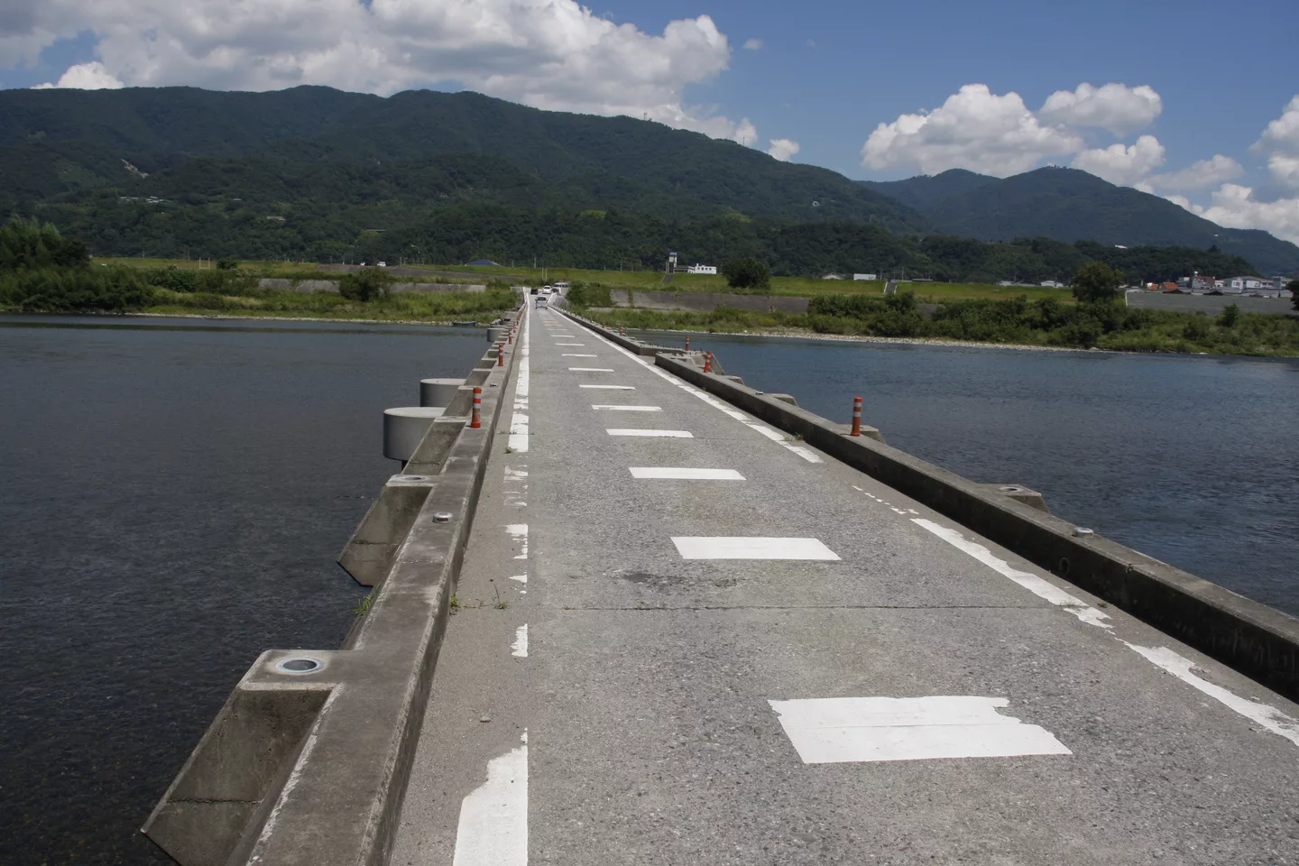 吉野川の「沈み橋」 - panoramio.jpg