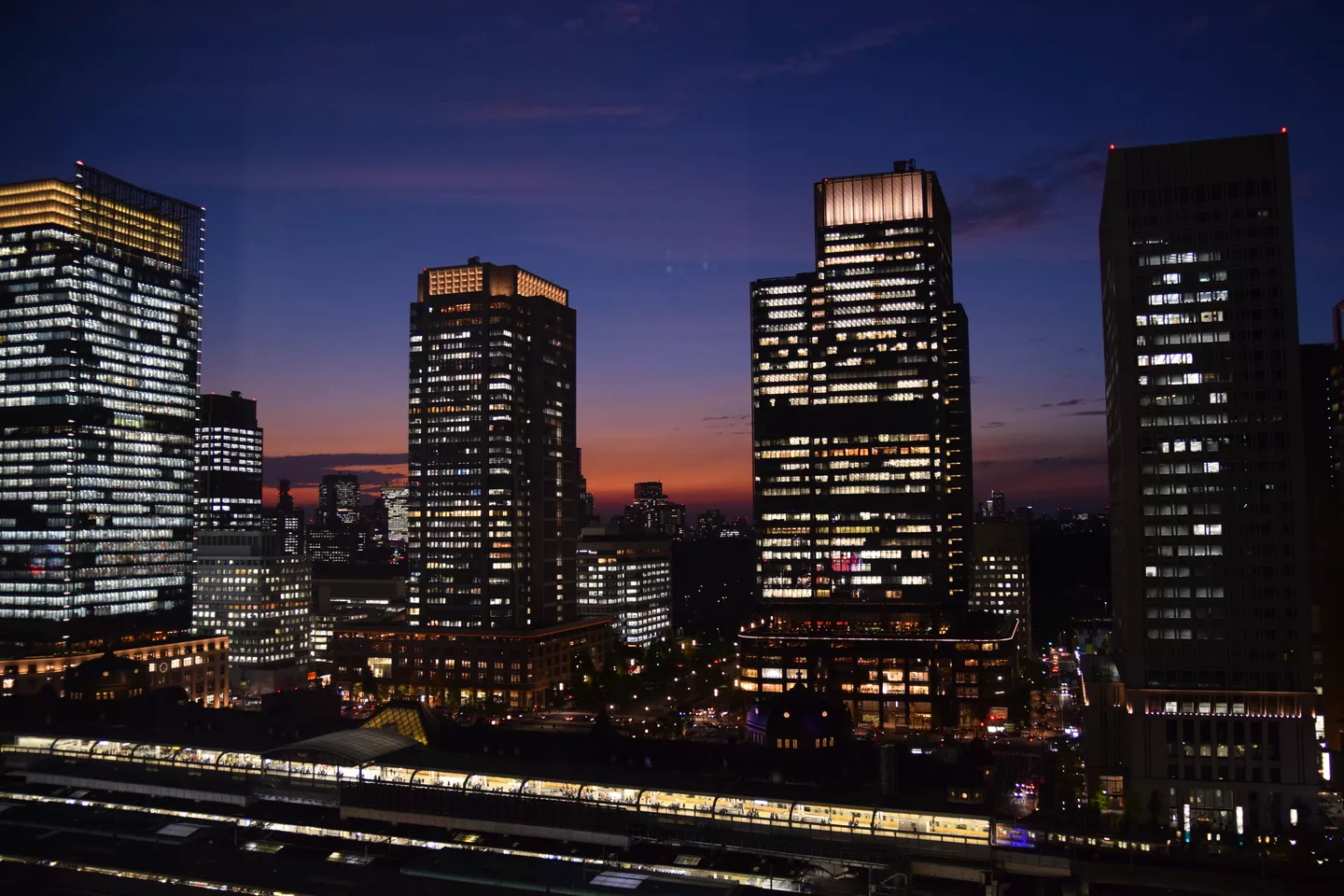 Marunouchi sunset (32924611958).jpg
