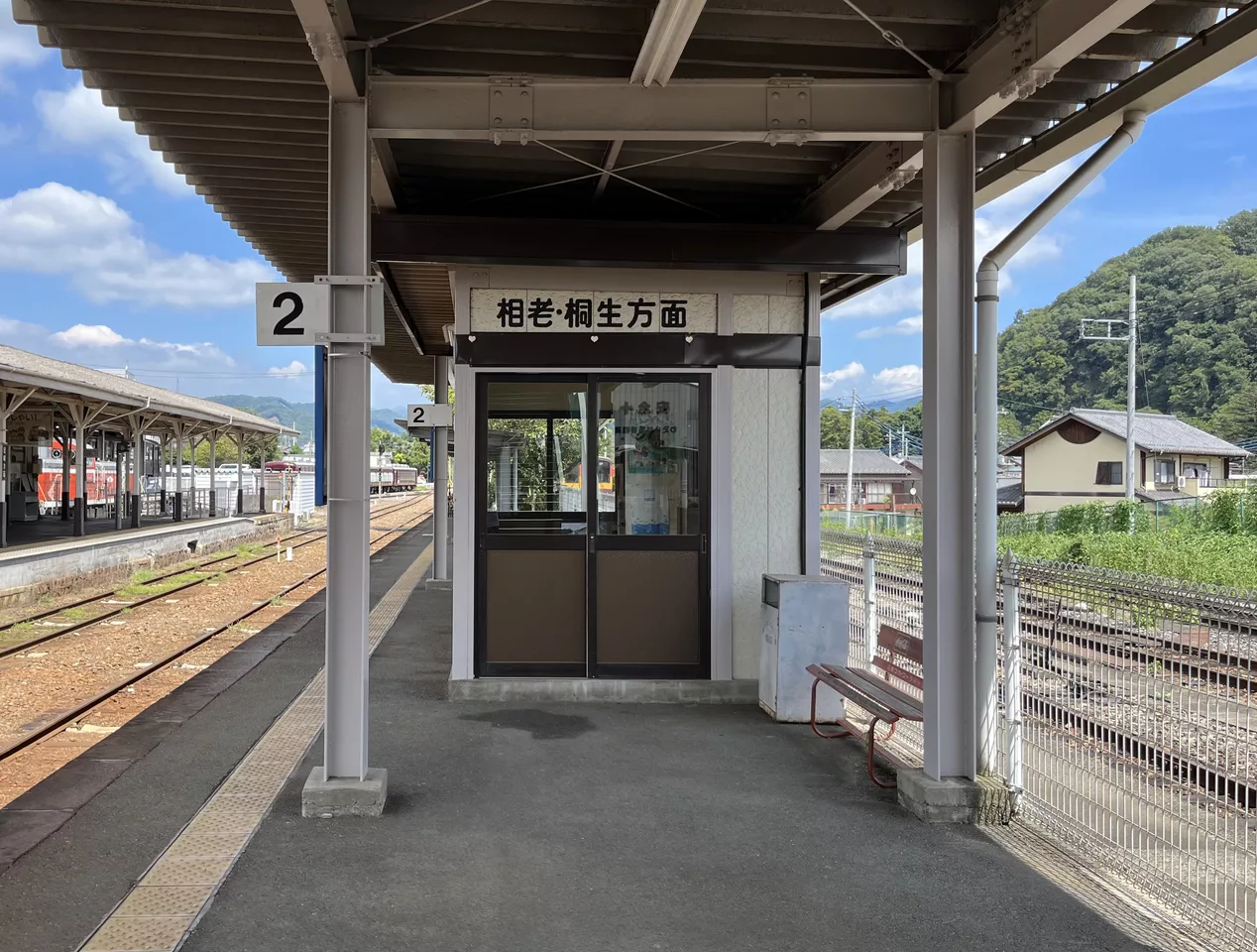 大間々駅 2番線ホーム(2023年8月).jpg