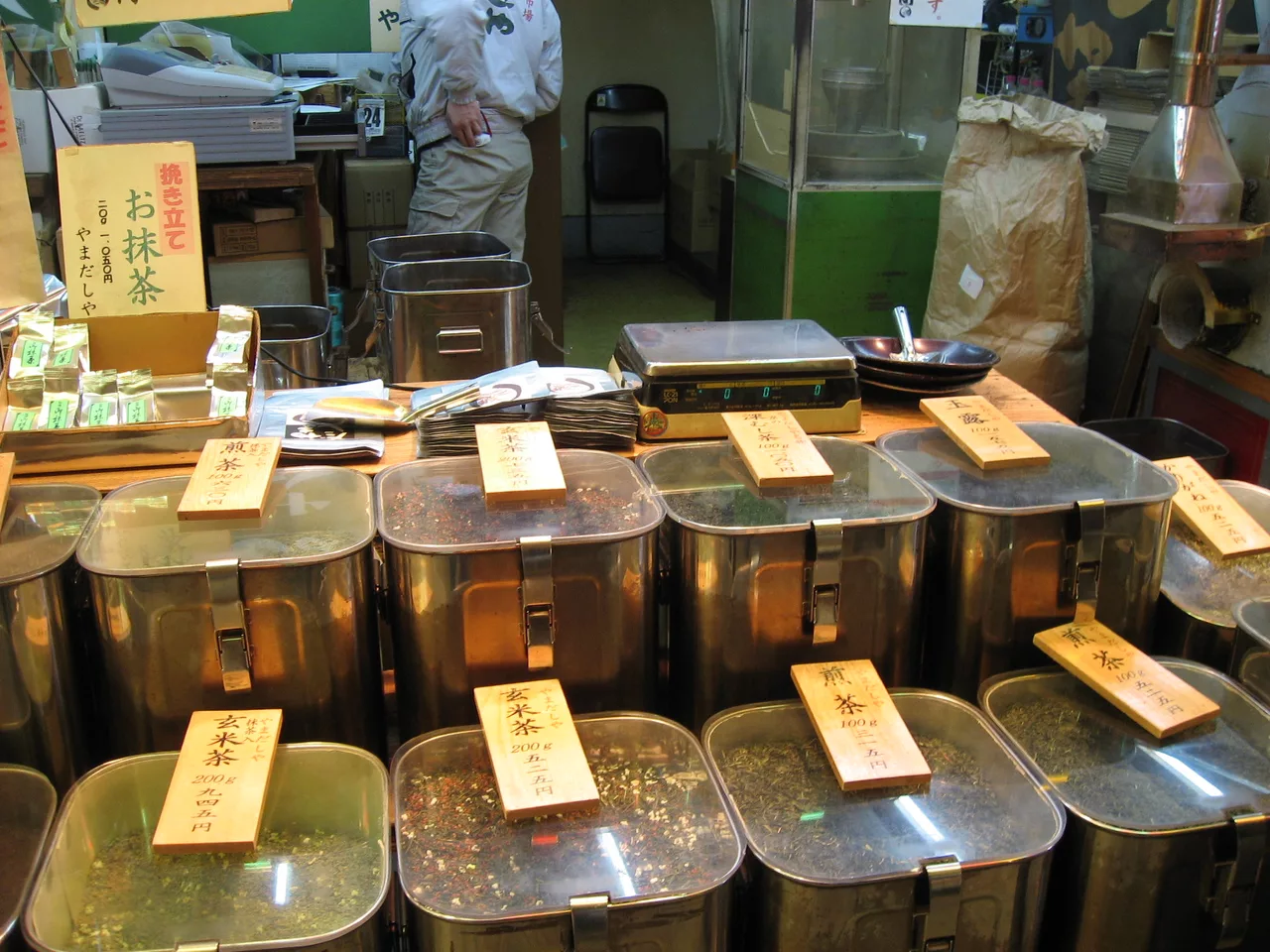 Tea shop by Hidehiro Komatsu in Nishiki Ichiba, Kyoto.jpg